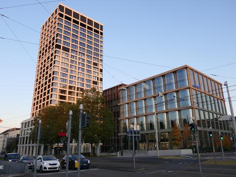 Der Baloise Park in Basel im Oktober 2020: Bestehend aus dem 89 Meter hohen Hochhaus der Architekten Miller &amp; Maranta, dem 42 Meter hohen Bau der Architekten Diener &amp; Diener (in der Mitte, verdeckt), sowie dem 34 Meter hohen Bau (rechts) des Architekten Valerio Olgiati.