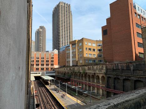 Bahnsteige der Tube-Station Barbican, gesehen von der Hayne Street
