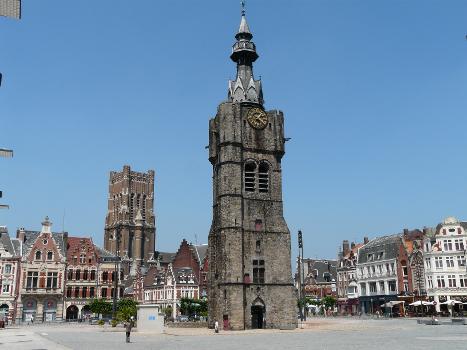 Le beffroi de Béthune, la grand-place et le clocher de l'église Saint-Vaast