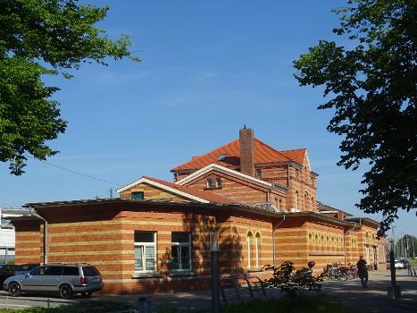 Bahnhof Waren/Müritz : Empfangsgebäude von Südosten (Straßenseite).