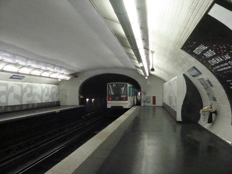 Une rame de la station de métro Boissière sur la ligne 6 en direction de CDG-Etoile
