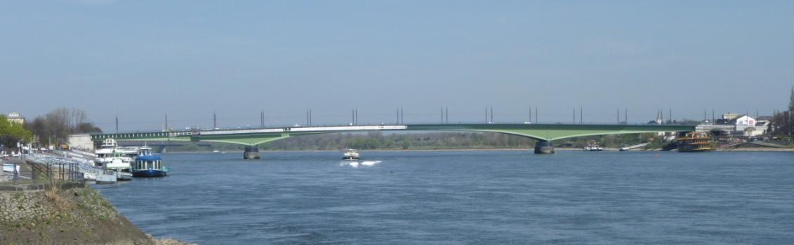 Bonn - Kennedybrücke - während des Einbaus einer Solaranlage
