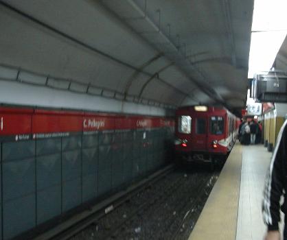 Un tren se va del andén hacia L.N. Alem de la estación Carlos Pellegrini de la línea B del subterráneo porteño.