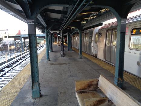Manhattan-bound platform of the Broadway Junction BMT Jamaica station in East New York, Brooklyn