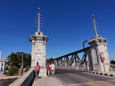 Calixto García Bridge entrance