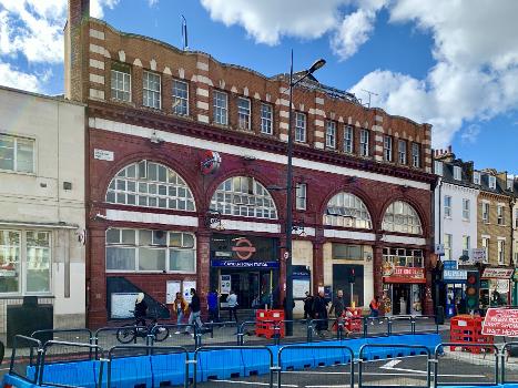 Seitenansicht der Ostseite des Eingangsgebäudes der Tube-Station Camden Town