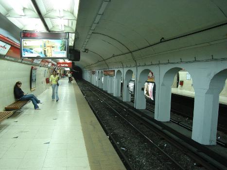 Anden a Leandro N. Alem de la estación Carlos Gardel de la linea B de subtes de Buenos Aires, Argentina.