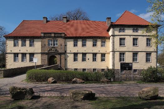 Schloss Strünkede in de:Herne, Westflügel und Turm von Süden
