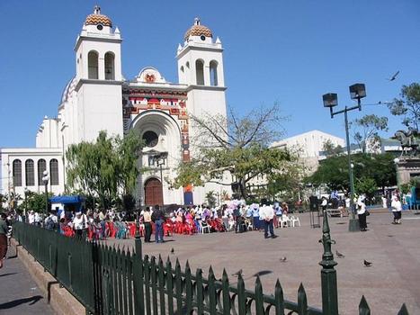Cathédrale Métropolitaine Saint-Sauveur (San Salvador, El Salvador)(photographe: Pedro Nonualco): Cathédrale Métropolitaine Saint-Sauveur (San Salvador, El Salvador) (photographe: Pedro Nonualco)