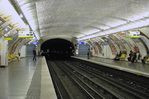 Quais de la station de métro parisienne Charonne, en direction de Pont de Sèvres