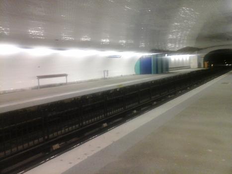 Quais de la station "Château-Rouge", une semaine après la réouverture de la station