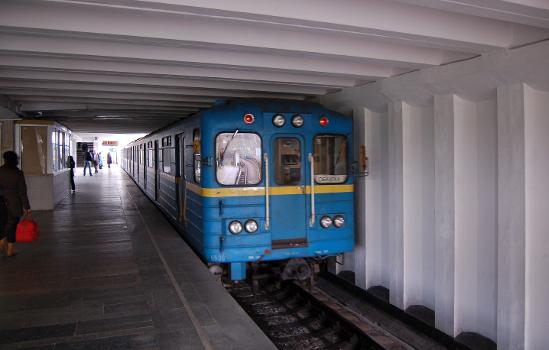 Metrobahnhof Chernihivska