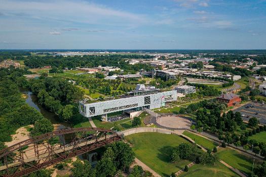 Aerial photo of the William J. Clinton Presidential Center and Park (center), the Clinton School of Public Service (right) : The Bill and Hillary Clinton National Airport can be seen in the background (Little Rock, Arkansas)