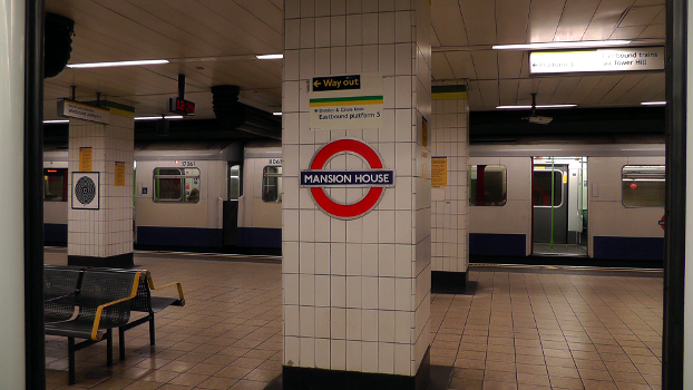 D Stock District line trains at Mansion House station