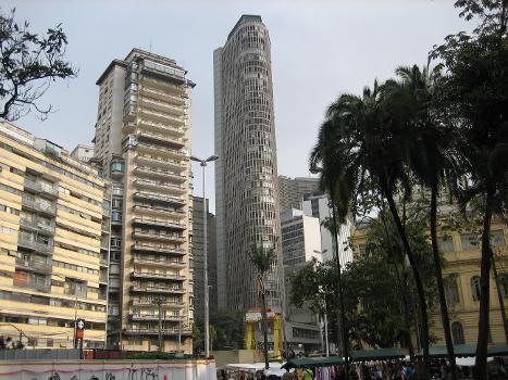 Edifício Itália:Das &quot;Edifício Itália&quot;, Bildmitte, ist mit 164m das zeithöchste Gebäude von Sao Paulo. In der obersten Etage befindet sich ein Panoramarestaurant mit herrlicher Fernsicht.