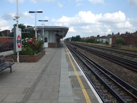 Dollis Hill tube station westbound platform looking east:Fast Metropolitan line track visible to the right, and Chiltern tracks visible on far right.