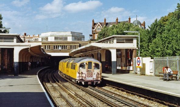 Ealing Common, London Underground station : View northward, towards Ealing Broadway on the District Line, Rayners Lane and Uxbridge on the Piccadilly Line. The train on the eastbound line is not actually a normal Tube train but an Engineer's Service train, painted yellow.