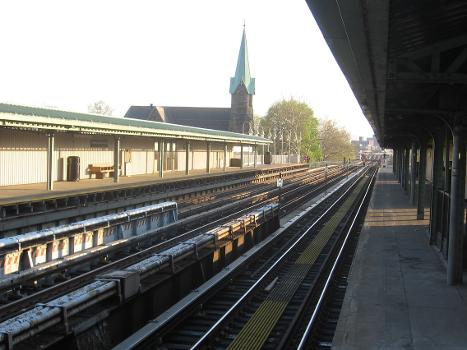 Looking south from the southbound platform at Westchester Square-East Tremont Avenue toward Zerega Avenue