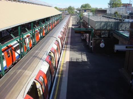 Edgware tube station, Platform 1 Taken from the footbridge
