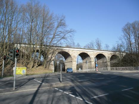 Bogenbrücke über die Geißäckerstraße und den Farrnbach von der Würzburger Straße her gesehen