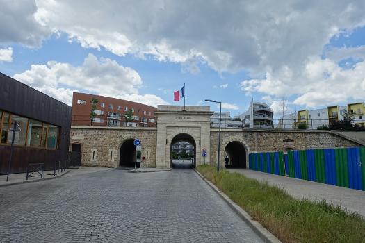 Le fort d'Issy : Un des seize forts détachés de l'enceinte de Thiers qui protégeaient Paris durant la seconde moitié du xixe siècle, situé à Issy-les-Moulineaux, dans les Hauts-de-Seine, à 3,9 km au sud du mur d'octroi.