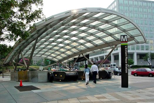 Entrance to L'Enfant Plaza station at the intersection of 7th Street and Maryland Avenue SW