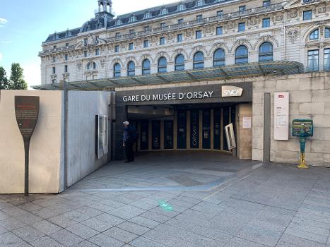 Entrée de la Gare du Musée d'Orsay, rue de la Légion d'Honneur, Paris