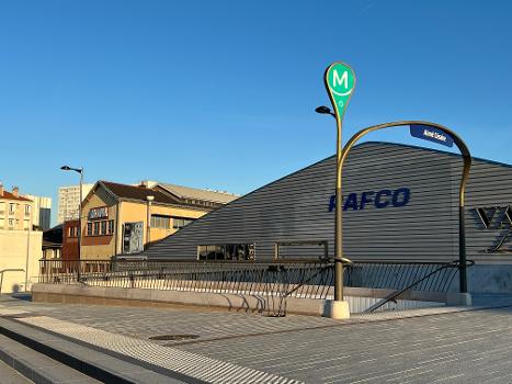 Entrée de la station de métro Aimé Césaire, avenue Victor Hugo, Aubervilliers