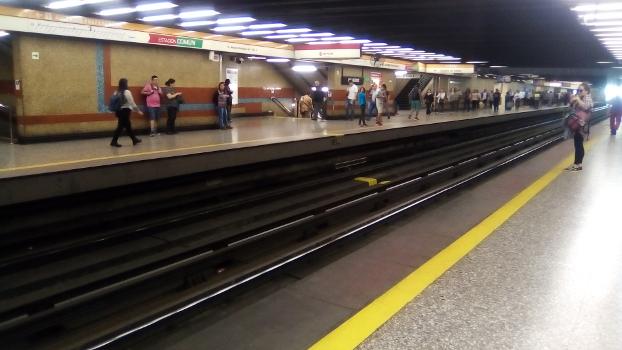 Los Héroes Metro Station