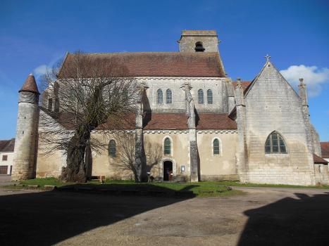 Façade sud de l'église Saint-Adrien (XIIIe s) et tilleul de Sully (XVIIe s), en hiver 2014, à Mailly-le-Château, Yonne