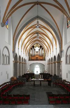 Florinskirche Koblenz:Blick vom erhöhten Chor in das Langhaus