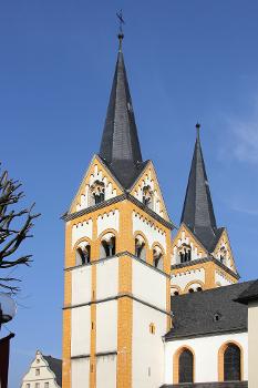 Türme der Florinskirche, von Südosten gesehen:Die ehemalige Stiftskirche ist erstmals in einer Schenkungsurkunde von 950 erwähnt. In der Zeit um 1100 entstand ein romanischer Neubau; ein gotischer Chor ist um 1350 erwähnt. Zu Beginn des 17. Jahrhunderts erhielten die Glockentürme hohe spitze Helme, die in den folgenden Jahren mehrmals vom Blitz getroffen und zerstört wurden. 1791 wurden die Turmabschlüsse verändert und niedriger. Nach der Französischen Revolution bzw. der Säkularisation schenkte Napoleon die Kirche der Stadt Koblenz, um darin ein Schlachthaus und eine Fleischhalle einzurichten. 1818 übergab König Wilhelm der III. das Gebäude der evangelischen Zivil- und Militärgemeinde. Am 17. September 1819 wurde die von Baumeister Johann Claudius von Lassaulx im Innern wiederhergestellte Kirche eingeweiht. Mit einer äußeren Wiederherstellung von 1899 erhielt sie erneut spitze Turmhelme.