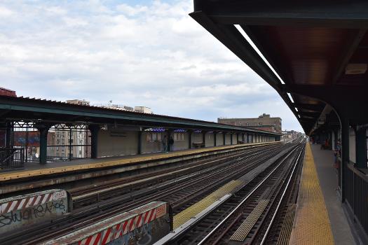 Platform of the Flushing Avenue train station in Brooklyn