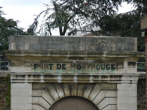 Porte du fort de Montrouge, vue depuis l'avenue Marx-Dormoy