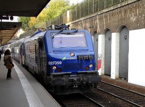 La gare de Bois-Colombes, Hauts-de-Seine, France : Une BB 27300 tracte une rame composée de VB 2N en direction de Paris-Saint-Lazare.