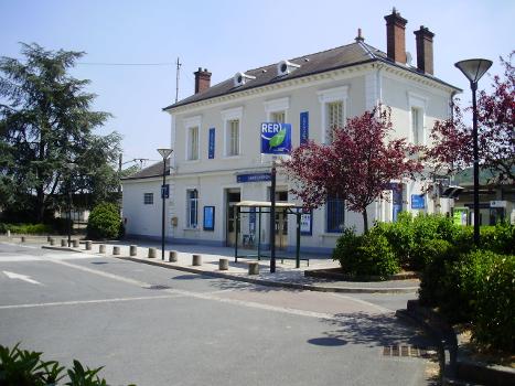 Saint-Chéron Railway Station