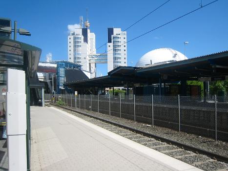 Globens tunnelbanestation sett från Tvärbanans station.
