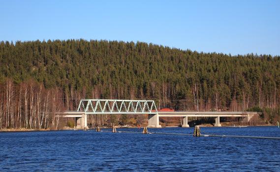 Haapakoski railway bridge connecting the districts Tölskä and Kanavuori in Jyväskylä:View from Vaajavirta beach in Tölskä.