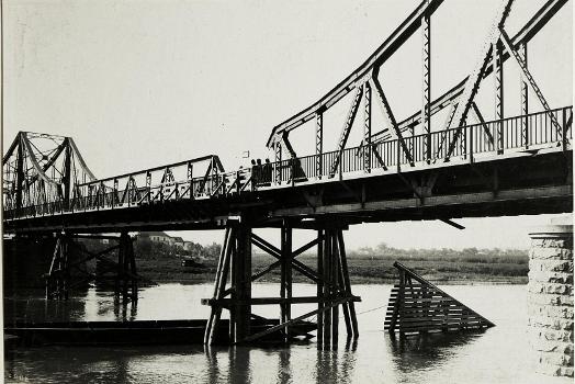 Halicz: Blick vom Gehsteig der gesprengten Brücke