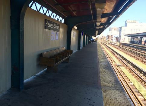 Jamaica/Metropolitan Avenue bound platform on the J/M.