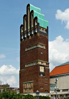 Der 48,5 Meter hohe Hochzeitsturm auf der Mathildenhöhe ist das Wahrzeichen der hessischen Stadt Darmstadt