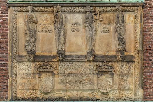 Relief von Heinrich Jobst über dem Eingang zum Hochzeitsturm auf der Mathildenhöhe in Darmstadt