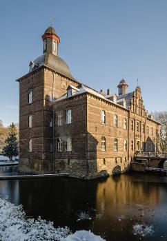 Schloss Hugenpoet mit umgebenden Wassergraben