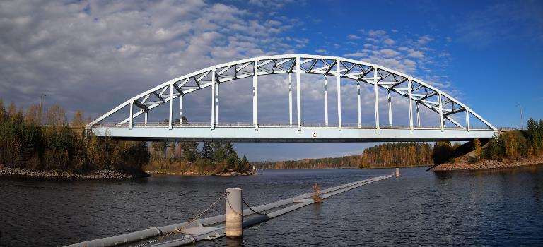 View from the foreland Kapeenniemi in Äänekoski to the bridge Ison pörrin silta : The bridge is situated on the street Suonenjoentie.