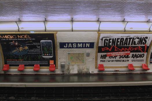 Quai de la station du métro parisien Jasmin : On y trouve des sièges "Motte" de Joseph-André Motte (Français, 1925-2013), créés par la RATP en 1973.