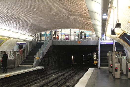 Vue depuis les quais de la mezzanine où est installé le guichet de la station du métro parisien Jasmin