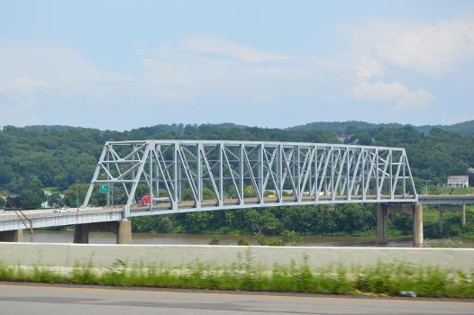 Jennings Randolph Bridge : Distant view from Ohio State Route 39 of the Jennings Randolph Bridge, which carries U.S. Route 30 over the Ohio River between East Liverpool, Ohio and Chester, West Virginia. It was built in 1977.