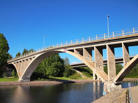 Footpath bridge crossing the water body between the lake Jyväsjärvi and Päijänne on the street Kuokkalantie in Jyväskylä