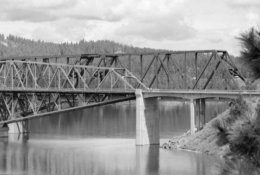 General View from East Bank of Columbia River Looking North : Columbia River Bridge at Kettle Falls, U.S. Route 395 spanning Columbia River, Kettle Falls, Stevens County, WA (behind the highway bridge is the suspended span on the east sid of the rail bridge)