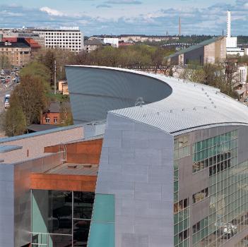 Kiasma:The backbone of the building is a 190-metre-long load-bearing wall. At the southern end (in the foreground), the wall rotates inwards by 9.5 degrees. At the northern end, the wall becomes a glass façade tilted outwards by 9.5 degrees